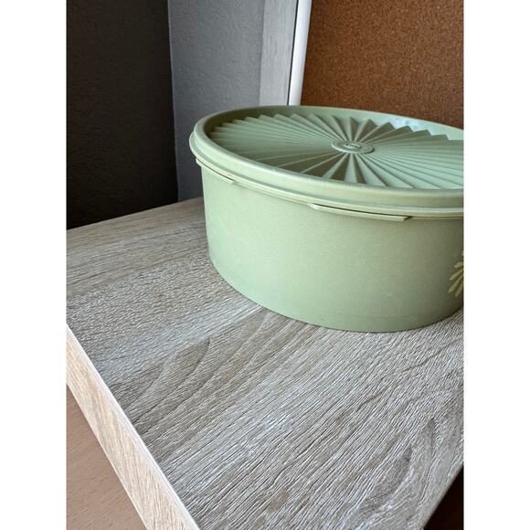 Vintage Tupperware Storage Bowl with Lid - 8" Diameter - Picture 5 of 11